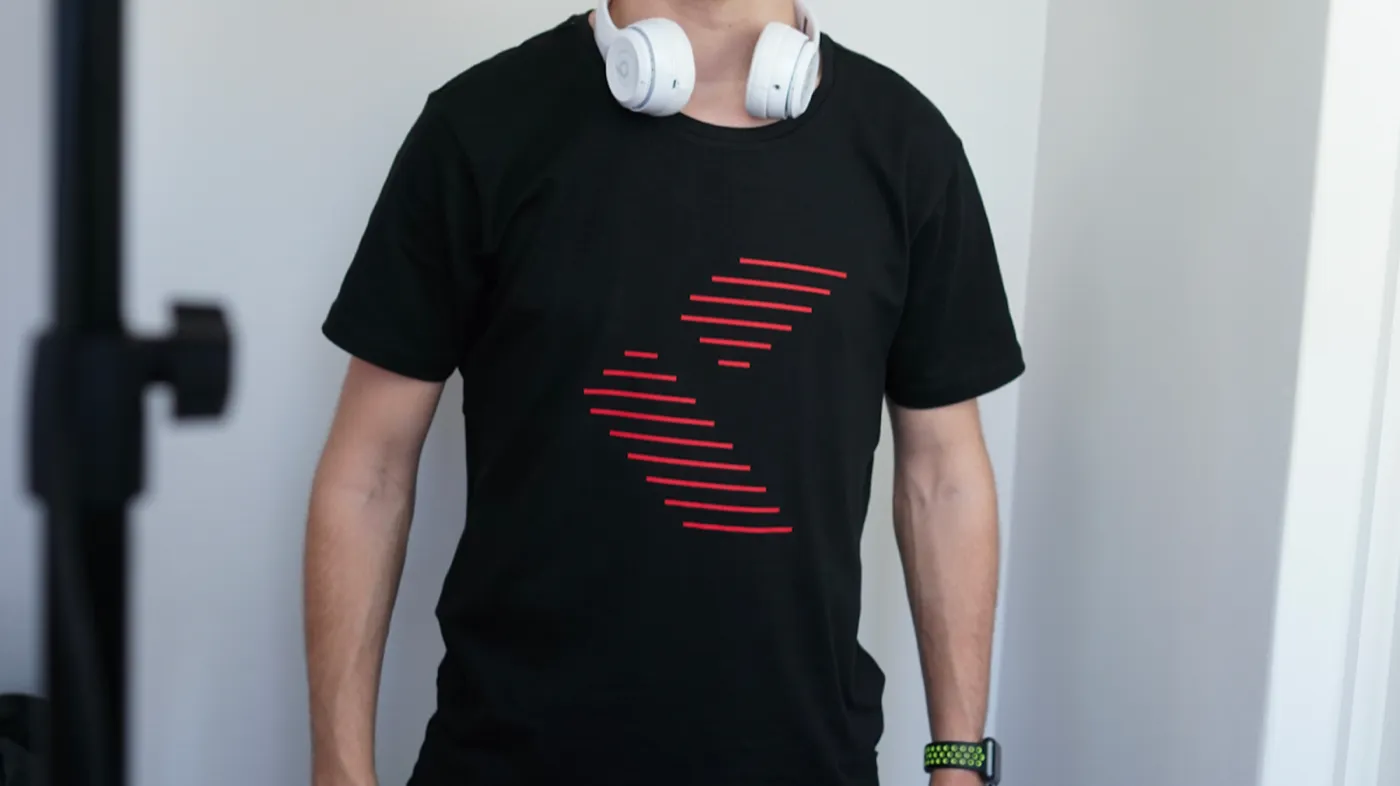 Person i svart Codebrain-t-shirt med hörlurar runt halsen